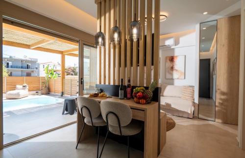 Azura Mar, Seaview Premium Suite with Heated mini pool and Private Parking