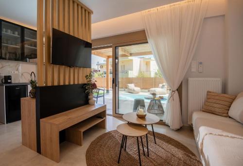 Azura Mar, Seaview Premium Suite with Heated mini pool and Private Parking