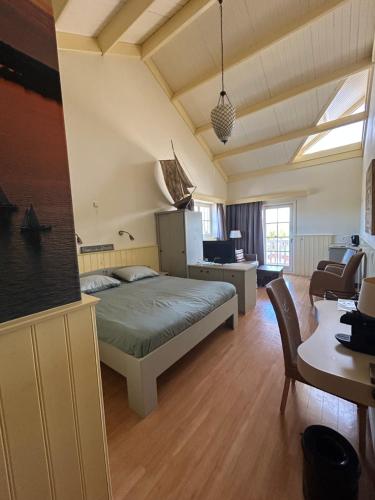 a bedroom with a bed and a living room at Jachthaven Hotel Borger in Vinkeveen