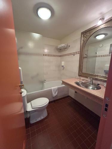 a bathroom with a toilet and a sink and a mirror at Jachthaven Hotel Borger in Vinkeveen