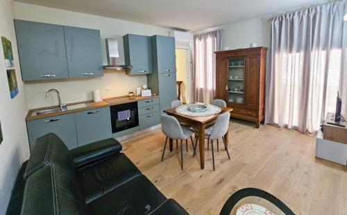a kitchen and dining room with a table and chairs at LA CASA Di Nonno Angelo in Capo di Ponte