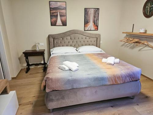 a bedroom with a bed with two towels on it at LA CASA Di Nonno Angelo in Capo di Ponte