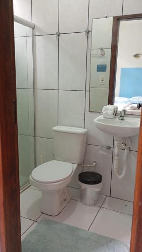a bathroom with a toilet and a sink at Pousada PauBrasil in Barra Grande