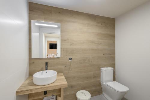 a bathroom with a sink and a toilet and a mirror at Be1960 quart in Bagá
