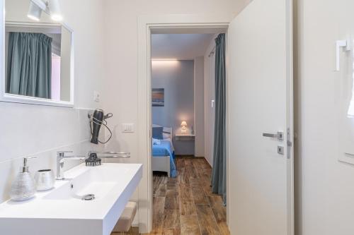 a bathroom with a sink and a mirror at B&B della stazione in Pachino