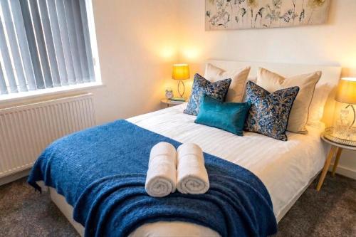 a bedroom with a large bed with towels on it at Paradigm House, Delightful 2-Bedroom Flat 4, Oxford in Oxford