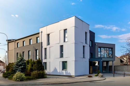 ein weißes Gebäude auf einer Straße in der Unterkunft 4 SMART HOTEL in Olomouc