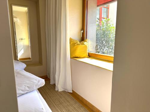 a room with a window with yellow pillows on a window sill at Fuchsbau-eine Auszeit für die Seele in Kritzmow