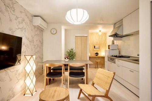 5 minutes by train to Namba Direct access to Namba, Umeda, Tennoji, KIX, and Nara Japanese-style experience 8-minute walk to the station 3 minutes to a large hot spring