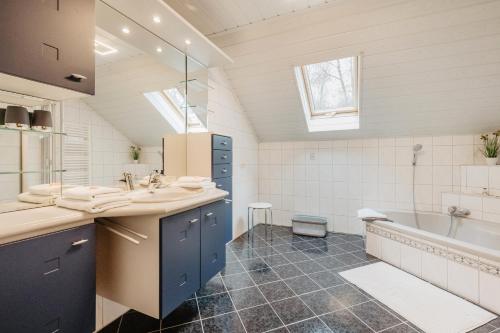 a bathroom with two sinks and a bath tub at Ferienwohnung Pietzavka in Wiesenfelden
