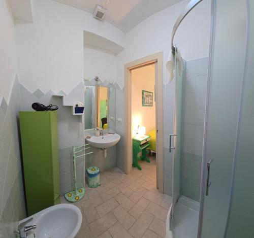 a bathroom with a sink and a shower and a toilet at Casa Stelle Marine in Palau