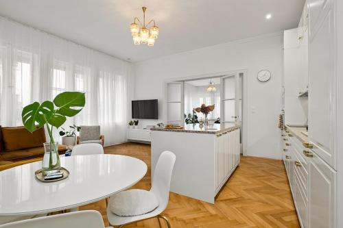 Golden Heritage Apartment in the Heart of Old Town