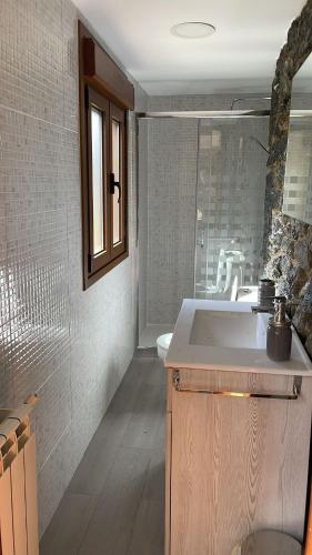 a bathroom with a sink and a toilet at El Cimblu in Gradura