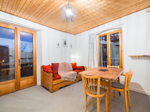 Charmant 2 Pièces avec Piscine Été, Balcon et Parking Privé à 300m des Pistes - FR-1-762-6