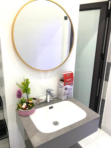 a bathroom sink with a large mirror above it at Homestay giữa trung tâm Hải Phòng in An Dương