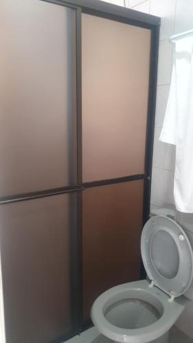 a bathroom with a toilet with the lid up at Bravo Suites São Carlos in São Carlos