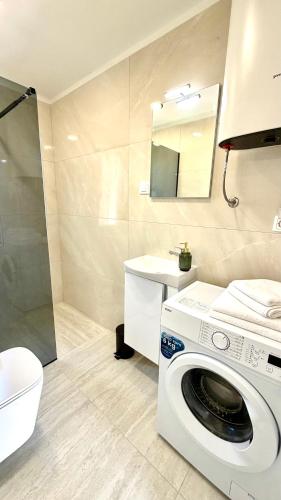 eine Waschmaschine in einem Badezimmer mit Waschbecken in der Unterkunft Studio Perina in Trogir