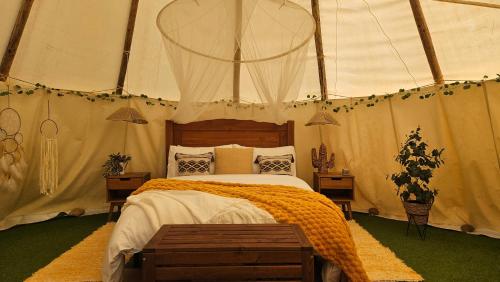 a bedroom with a bed in a tent at Casa Bella Teepees in Zújar