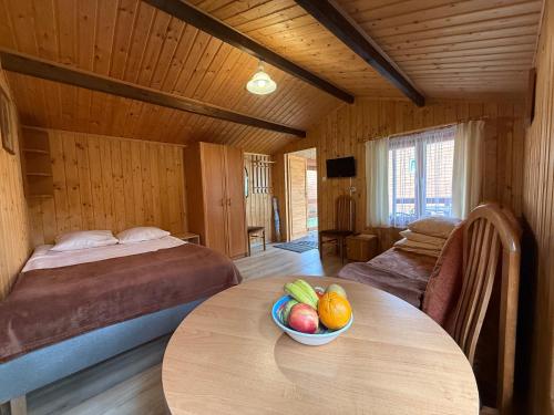 a room with a table with a bowl of fruit on it at OW Gabi in Międzywodzie