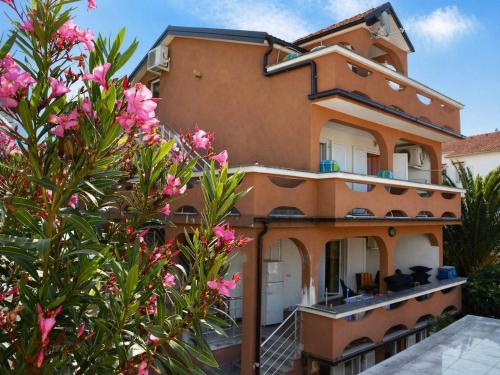 Orbis Apartments