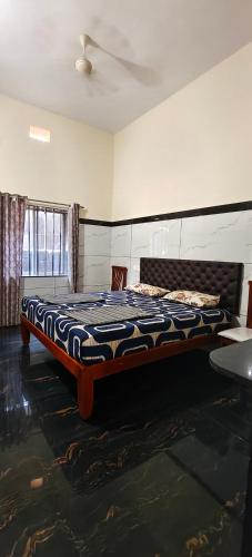 a bedroom with a large bed in a room at Seaside Residency Murudeshwara in Māvalli