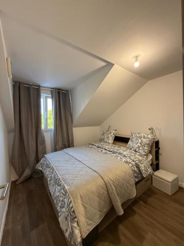 a bedroom with a bed in a attic at Appartement St denis in Saint-Denis