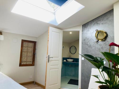 a skylight in a bedroom with a bathroom at Villa de la Baume in Gémenos