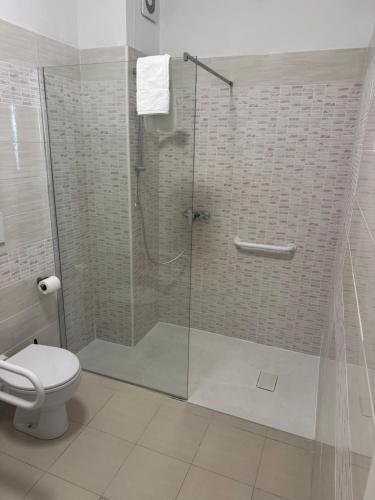 ein Badezimmer mit Glasdusche und WC in der Unterkunft Hotel Belvedere in Sanremo