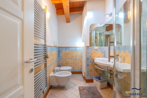 a bathroom with a toilet and a sink at Casa Solea in Olbia