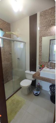 a bathroom with a toilet and a shower and a sink at Casa de praia castelhanos in Anchieta