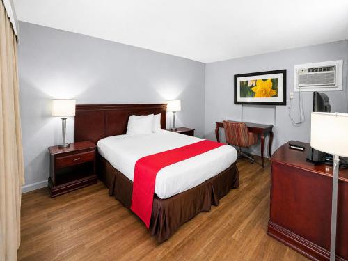 a hotel room with a bed and a desk at Stevens Motel by Capital O Ocala US 27 in Ocala