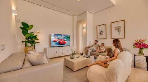 VACATION MARBELLA I Villa Velazquez, Newly-Built, Best Location in Marbella, 150m to the Beach, Heated Pool, Golden Mile, BBQ, World-Class Dining