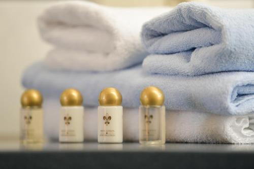 a row of five gold balls in front of towels at Wildwiesenhof in Miesenbach
