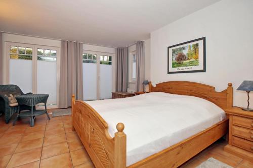 a bedroom with a bed and a desk at La Mer Wohnung 1 in Kühlungsborn