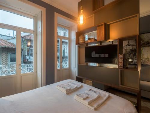 um quarto com uma cama com duas toalhas em Domum 2 no Porto