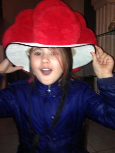 a little girl wearing a red and white hat at Gästehaus Tante Tienchen 7 Minuten zu Fuss zum Europa Park , plus kostenloses Parkplatzticket Rulantica ,alle unsere Suiten haben einen Balkon in Rust