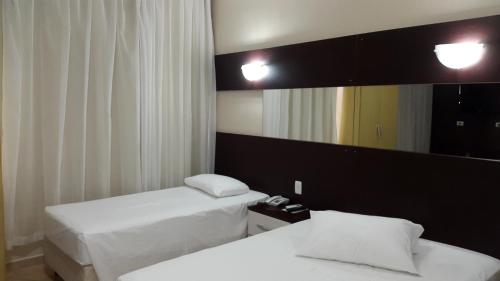 Łóżko lub łóżka w pokoju w obiekcie Hotel Monte Libano