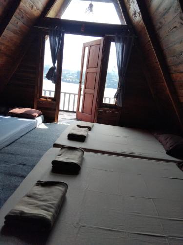 a room with two beds in a room with windows at Banyu 1 in Palayangan