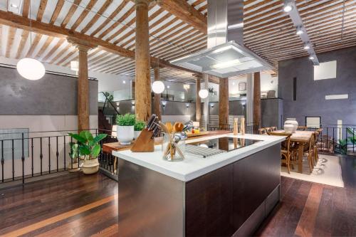 Historic Loft for 7 in Heart of Madrid