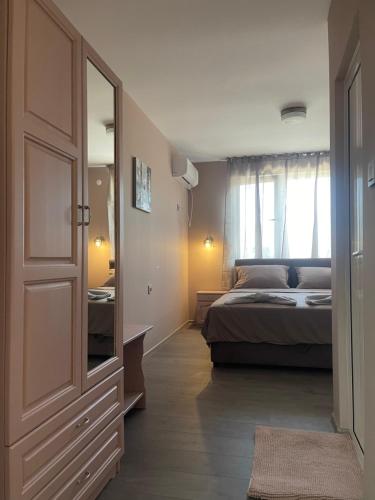 a bedroom with a bed and a large mirror at Motel San Marino in Kuru-Cheshme