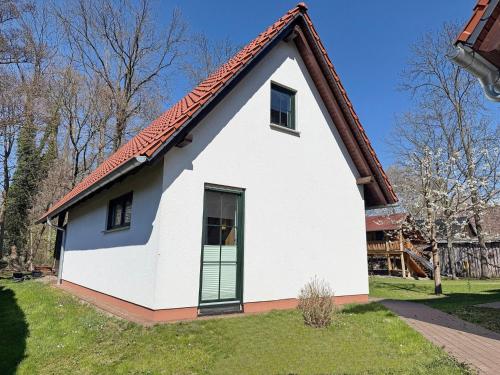 a small white house with a red roof at Eichengrund Baum 7 in Burg