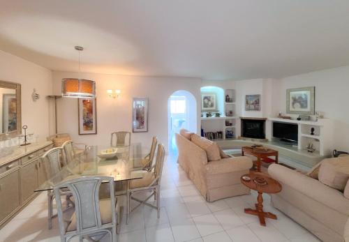 a living room with a kitchen and a dining room at Vila Nova- by Portugalferias in Carvoeiro