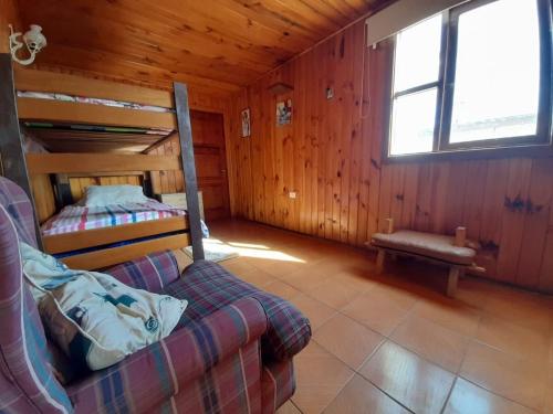 a room with a couch and a bunk bed in a cabin at Tongoy península in Coquimbo