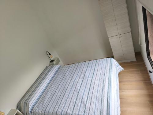 a small bedroom with a bed in a room at Cabañas PxA in Villa Anizacate