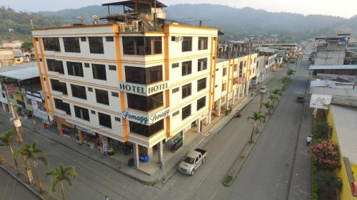 ein Gebäude auf einer Straße neben einer Straße in der Unterkunft Hotel Somagg in La Maná