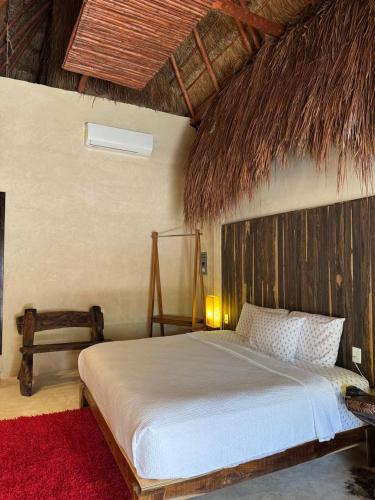a bedroom with a large bed in a room at Apartamentos "Ala Residencias" in Chetumal