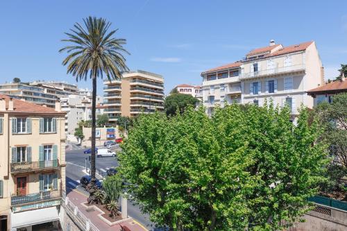 Upstays charming t2 renovated balcony and pool