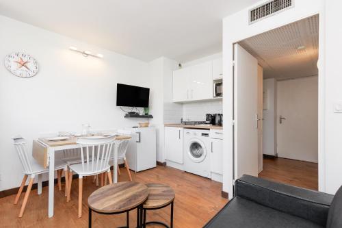 Upstays charming t2 renovated balcony and pool