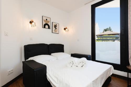 Upstays charming t2 renovated balcony and pool