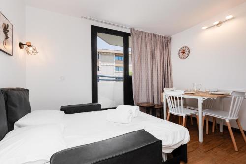 Upstays charming t2 renovated balcony and pool